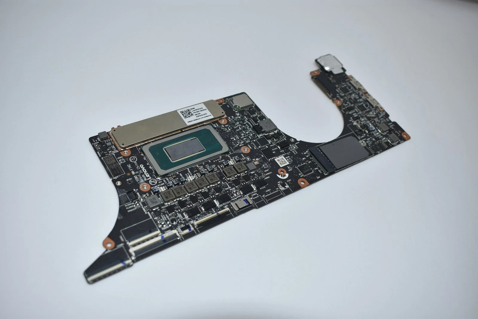 Main Lenovo Yoga 9 2-in-1 14IMH9