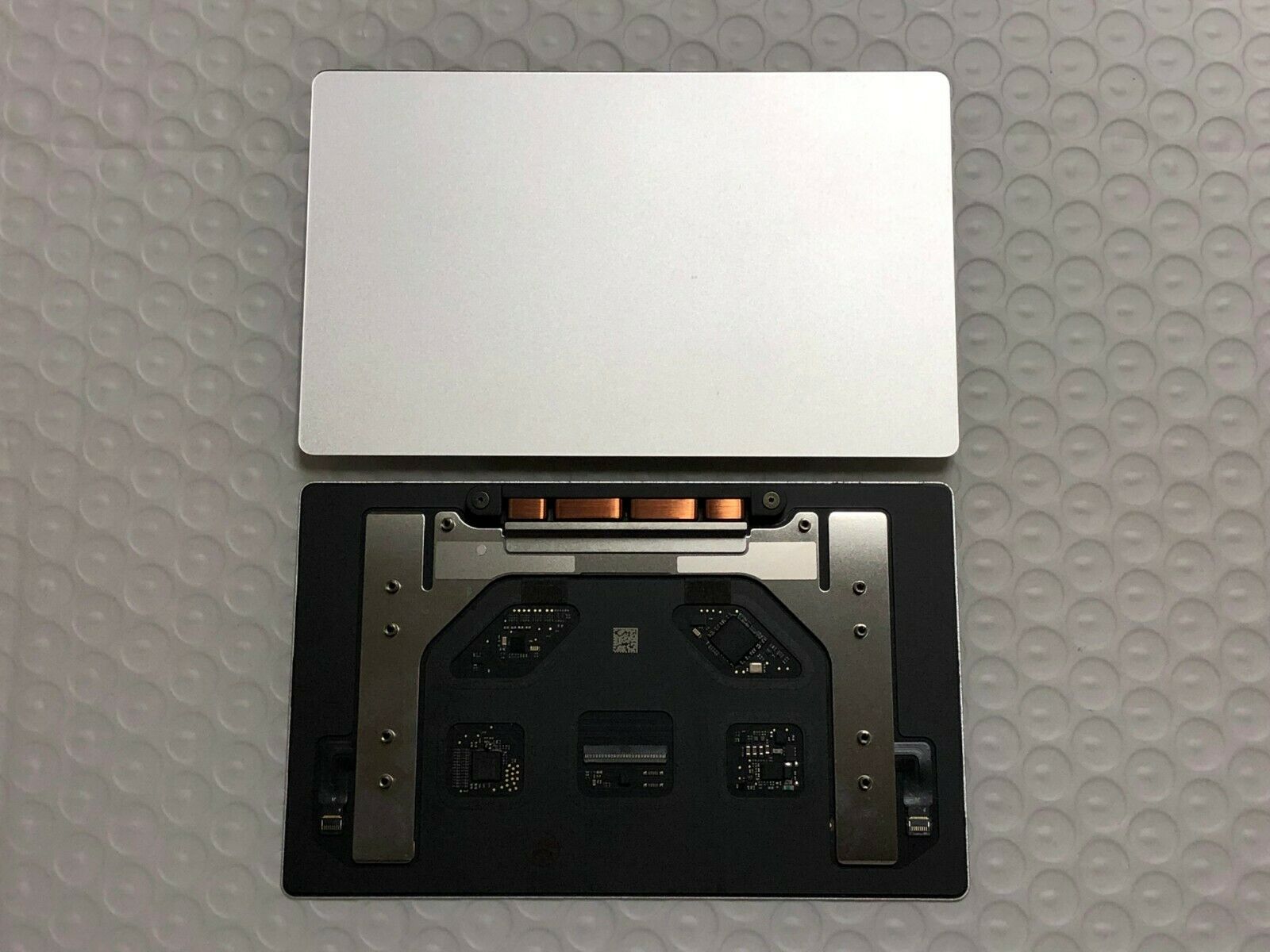 Thay chuột Trackpad Touchpad Macbook Pro 13 A1706 EMC 3071 3064
