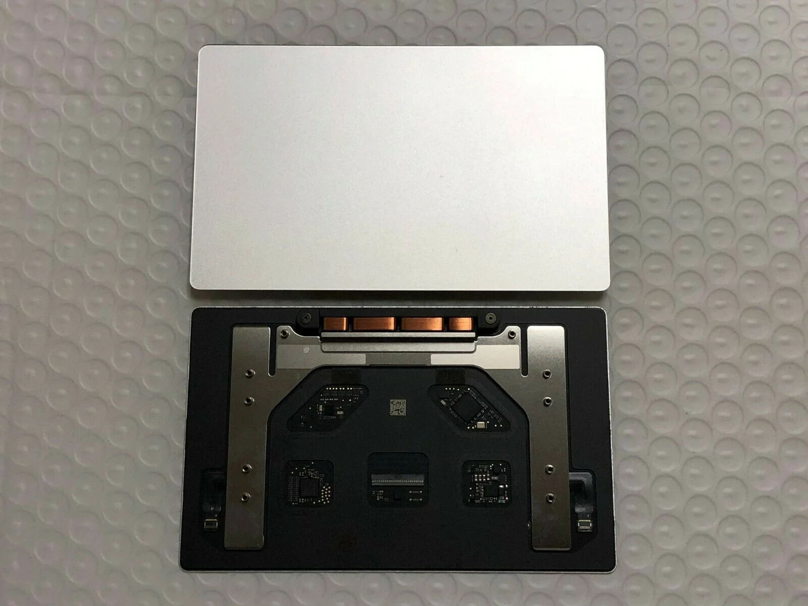Thay chuột Trackpad Touchpad Macbook Pro 13″ A1708 EMC 3164 EMC 2978