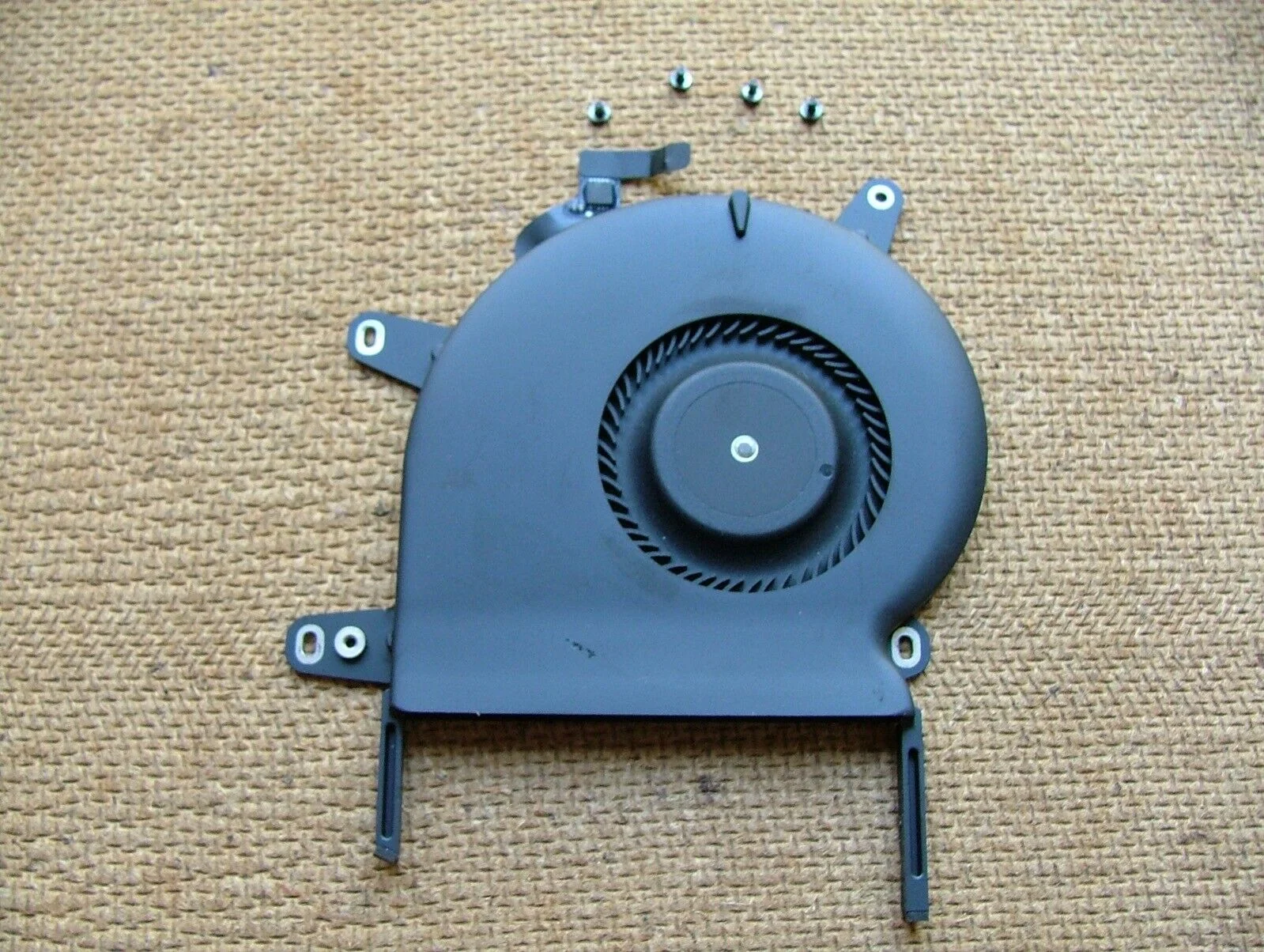 Thay Quạt Fan Tản Nhiệt Macbook Pro 13″ A1708 EMC 3164 EMC 2978